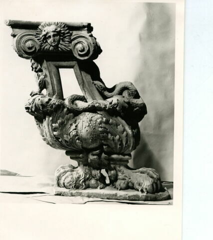 Balustre d'escalier aux emblèmes de Louis XIV et de Colbert
