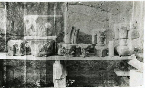 Deux chapiteaux à feuillages, engagés et juxtaposés, image 6/7