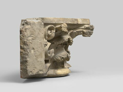 Deux chapiteaux à feuillages, engagés et juxtaposés, image 3/7