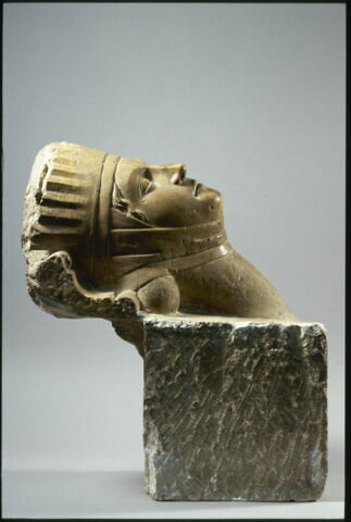 Tête de femme en saillie sur une moulure, image 2/4