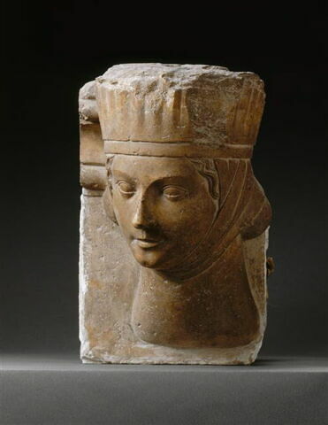 Tête de femme en saillie sur une moulure, image 4/4