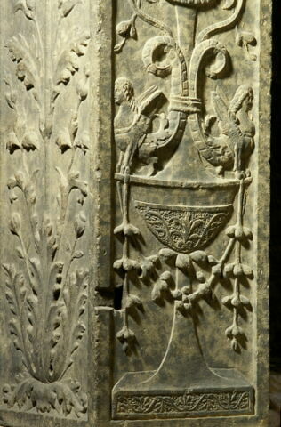 Fragment de pilastre décoré sur trois faces d'arabesques d'un panier de fruits de vases de fleurs, image 3/4