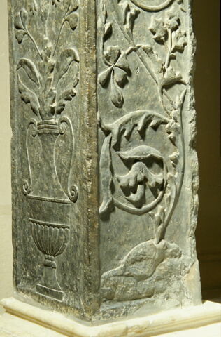 Fragment de pilastre décoré sur trois faces ornées de vase de fleurs à deux anses et de feuillages, image 3/4