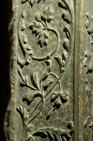 Fragment de pilastre décoré sur trois faces ornées de vase de fleurs à deux anses et de feuillages, image 4/4