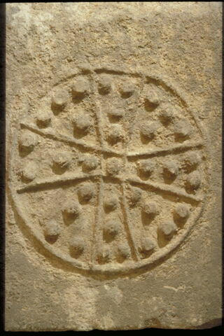 Panneau de sarcophage décoré d'un motif cruciforme, image 2/4
