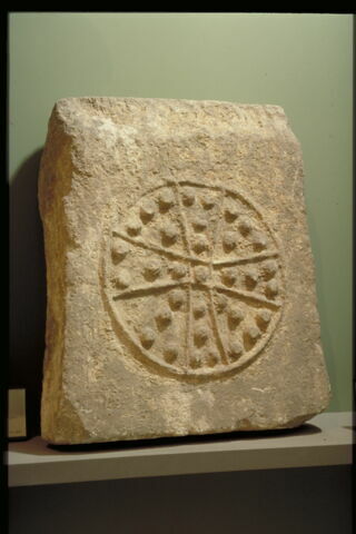 Panneau de sarcophage décoré d'un motif cruciforme, image 3/4