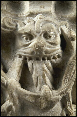 Chapiteau décoré de rinceaux perlés, de feuillages et d'une tête de lion ou de monstre, image 9/12