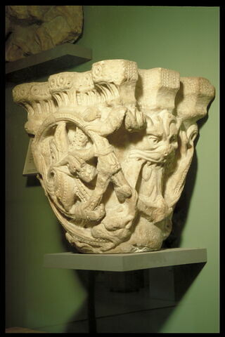 Chapiteau décoré de rinceaux perlés, de feuillages et d'une tête de lion ou de monstre, image 10/12