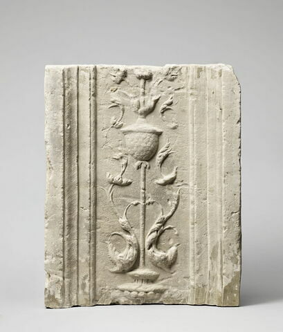 Fragment de pilastre : décor de vase cantonné de fleurs et dauphins