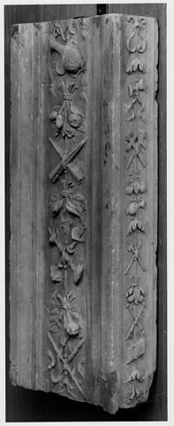 Fragment de pilastre : décor d'aiguière et bouquets de fruits, cierges et chandeliers