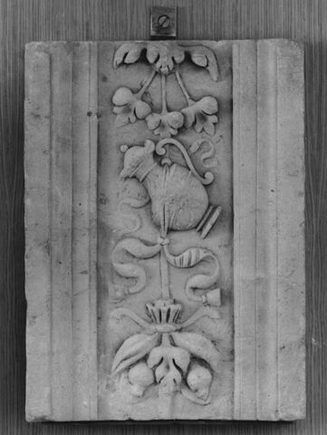 Fragment de pilastre : décor d'aiguière maintenue par des rubans, image 1/1