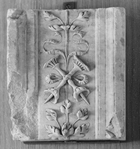 Fragment de pilastre : décor de deux chandeliers