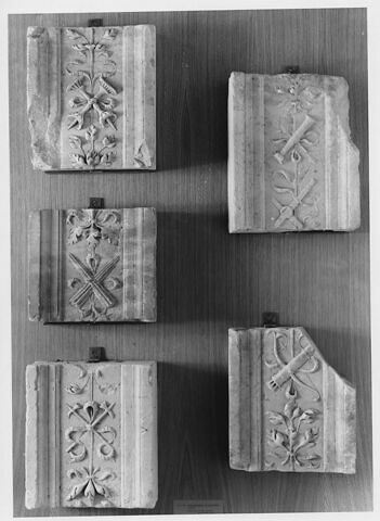 Fragment de pilastre : décor de deux chandeliers, image 2/2