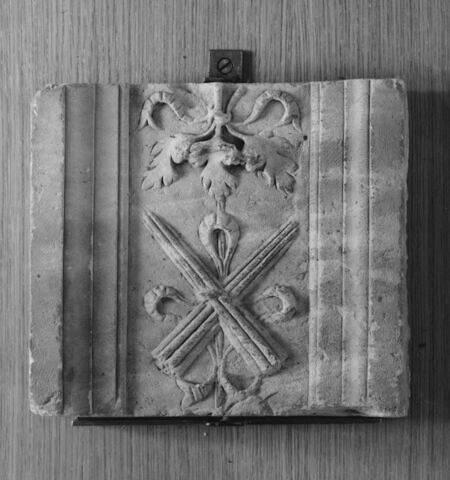 Fragment de pilastre : décor de deux cierges, image 3/4