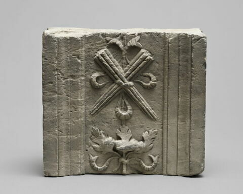 Fragment de pilastre : décor de deux cierges, image 2/4