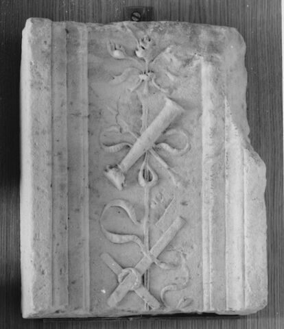 Fragment de pilastre : décor de croix, couronne d'épines et colonne de la flagellation