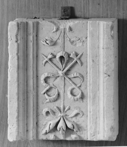 Fragment de pilastre : décor de deux pertuisanes