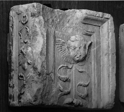Fragment de pilastre : décor de tête d'ange