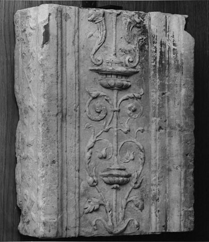 Fragment de pilastre : décor de cornes d'abondance, vases et feuillages stylisés, image 1/1