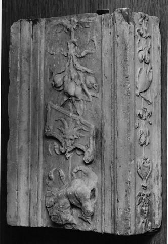 Fragment de pilastre : décor de cuirasse à la romaineire