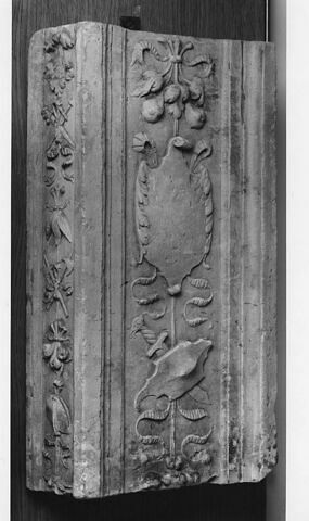 Frament de pilastre : décor de cartouche, bouclier découpé et cimeterre