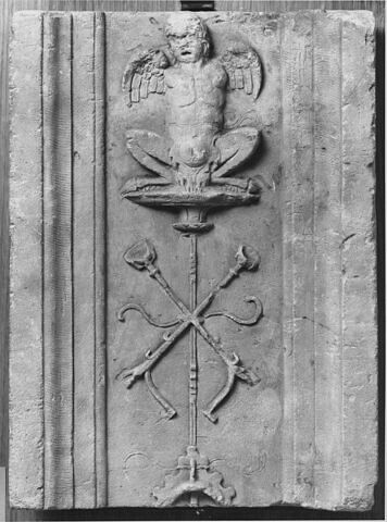 Fragment de pilastre : décor de génie ailé