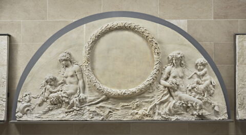 Satyresse jouant avec un Satyre enfant de part et d'autre d'une guirlande ayant entouré un oeil-de-boeuf