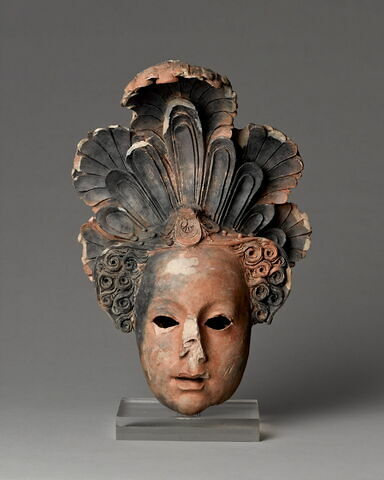 Masque féminin coiffé d'un Atifet surmonté de plumes