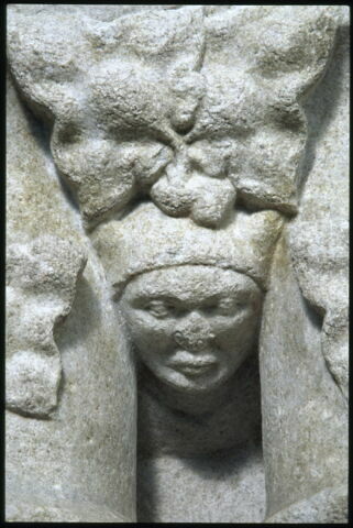 Chapiteau double, adossé, décoré de feuillages et d'une tête, image 5/5
