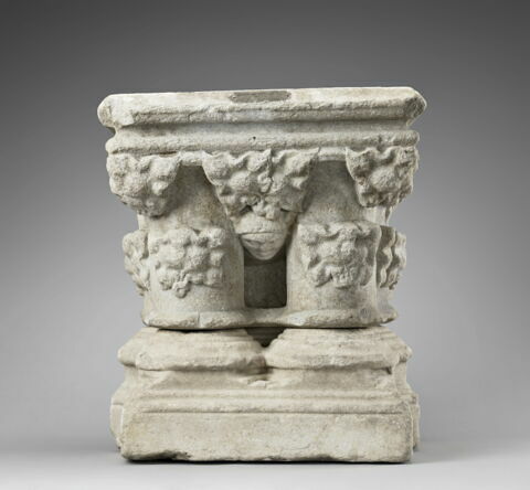 Chapiteau double, adossé, décoré de feuillages et d'une tête, image 2/5