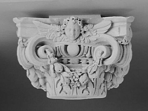 Chapiteau composite orne de têtes d'anges, image 1/1