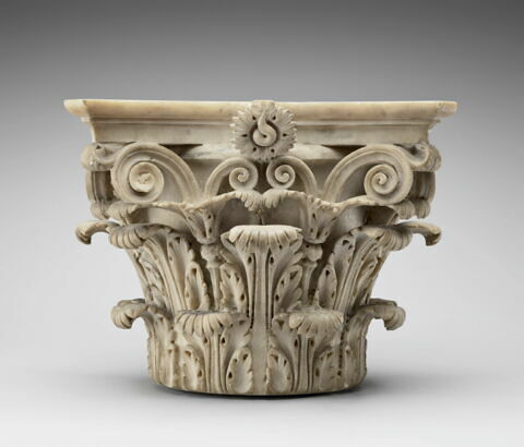 Chapiteau corinthien orné d'un motif floral, image 2/2