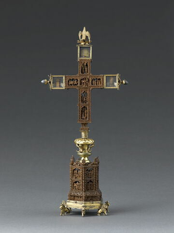 Croix-reliquaire en bois, sculptée de dix-huit scènes de la vie du Christ et trois reliquaires aux extrémités