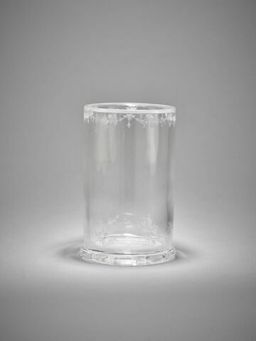 Vase de forme cylindrique à décor gravé de trophées