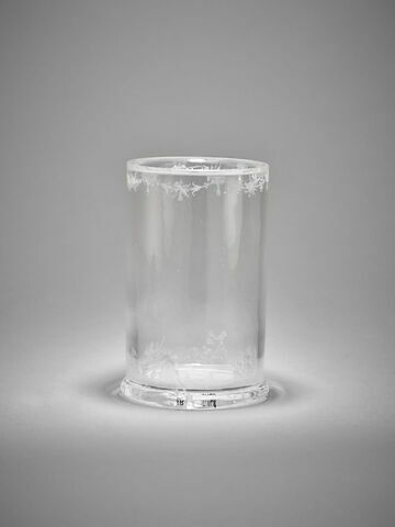 Vase de forme cylindrique à décor gravé de trophées, image 2/5