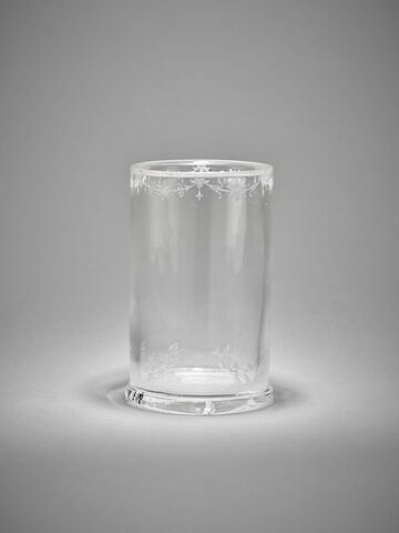 Vase de forme cylindrique à décor gravé de trophées, image 3/5