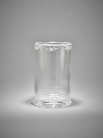 Vase de forme cylindrique à décor gravé de trophées, image 4/5
