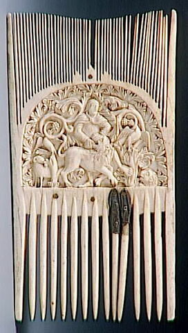 Peigne liturgique ou de cérémonie : Samson déchirant le lion ; feuillages, image 7/7