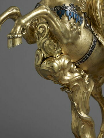 Statue féminine équestre servant d'aiguière : Clélie sur son cheval, image 3/9