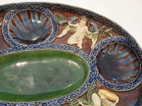 Plat ovale, à récipients : quatre génies en relief, image 2/5