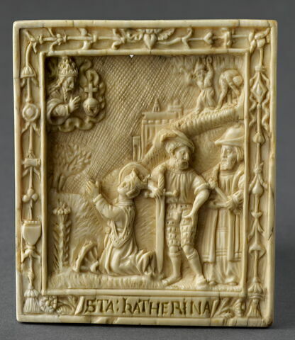 Bas-relief : sainte Catherine