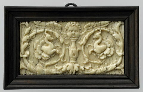 Frise en ivoire à décor de rinceaux, dans un cadre en bois, image 1/2