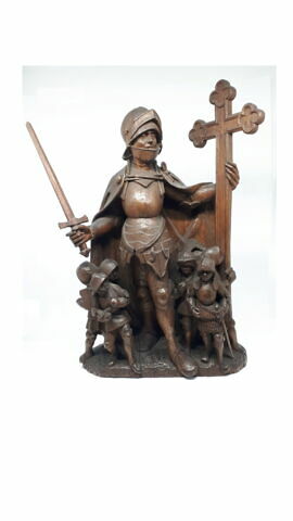 Groupe sculpté : chevalier tenant une croix et protégeant des soldats sous son manteau