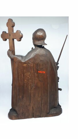 Groupe sculpté : chevalier tenant une croix et protégeant des soldats sous son manteau, image 2/3