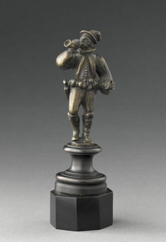 Statuette : chasseur sonnant du cor, image 5/5