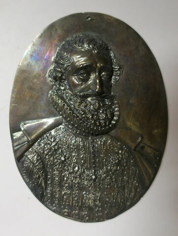 Médaillon ovale : Henri IV, décoré de l'ordre du Saint-Esprit