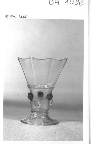 Verre à pied à huit pans, image 3/4