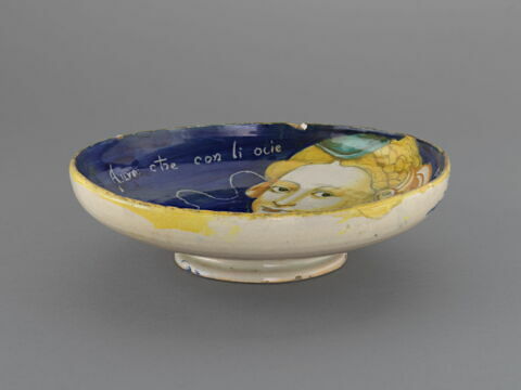 Coupe ronde : portrait de femme en buste, image 3/3