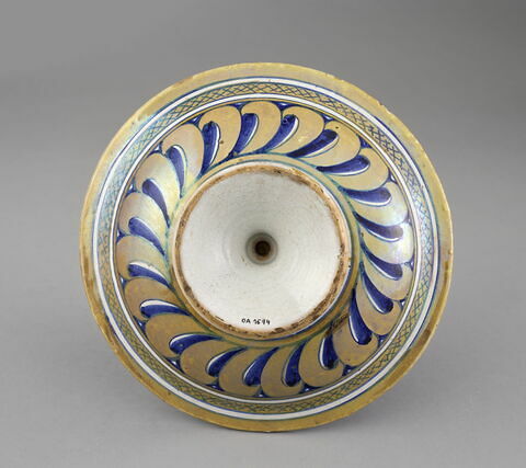 Coupe ronde à pied : buste féminin de profil, image 2/3