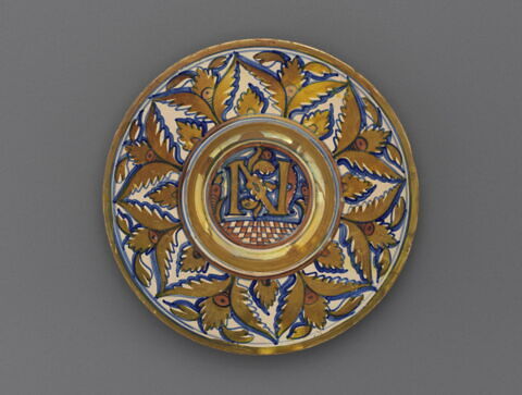 Assiette : lettre "N" gothique